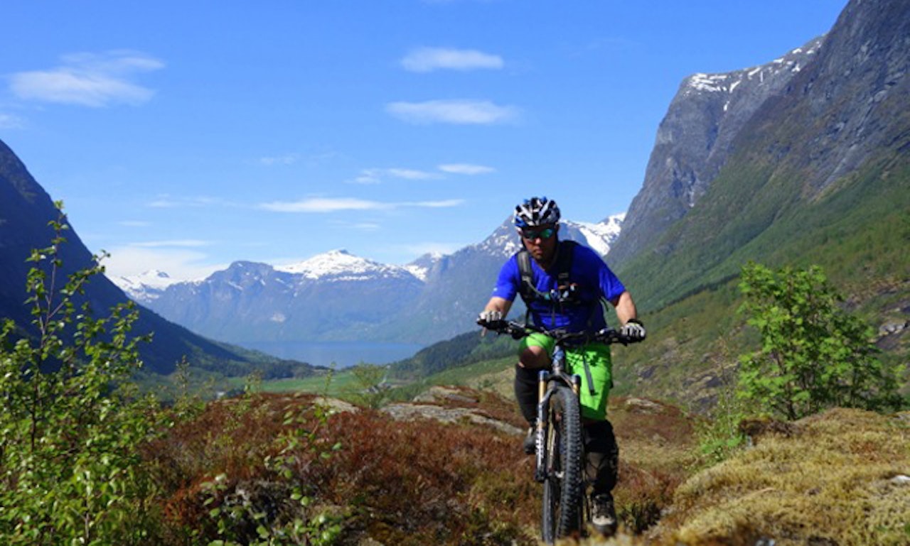 TOMMY PÅ STRYN: Flotte stier omkranser Folven camping på Stryn. Den siste helga i september arrangerer Tommy Aslaksen (bildet) stisyklingscamp på Folven camping. TOMMY PÅ STRYN: Flotte stier omkranser Folven camping på Stryn. Den siste helga i september arrangerer Tommy Aslaksen (bildet) stisyklingscamp på Folven camping.