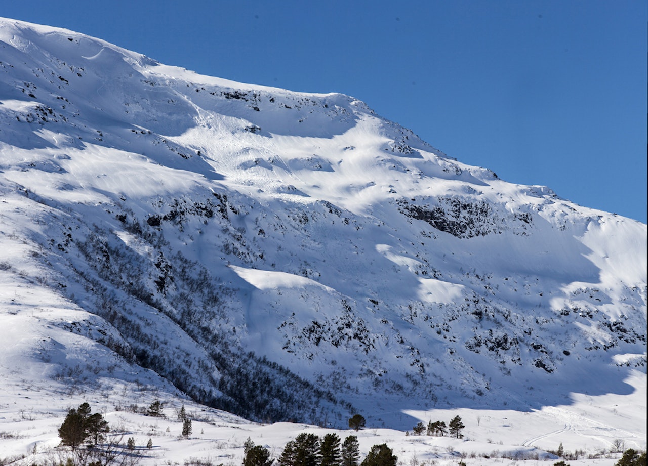 DRAMATISK: Snøskredet gikk i Tudalen, som er et populært frikjøringsomrødet ved Fjellsetra skisenter ved Sykkylven. Bildet viser hvor skredet gikk. Foto: Per Magne Drotninghaug