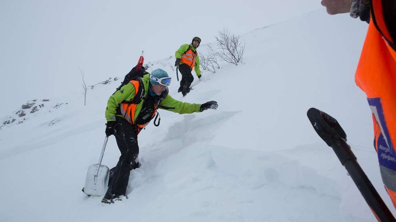 FRYKTER FLERE DØDSFAL: Tor André Skjelbakken, som her studerer bruddkanten etter snøskredet hvor en mann døde i går, frykter flere dødsylykker i framtida. Foto: Jens Morten Øvrevoll FRYKTER FLERE DØDSFAL: Tor André Skjelbakken, som her studerer bruddkanten etter snøskredet hvor en mann døde i går, frykter flere dødsylykker i framtida. Foto: Jens Morten Øvrevoll