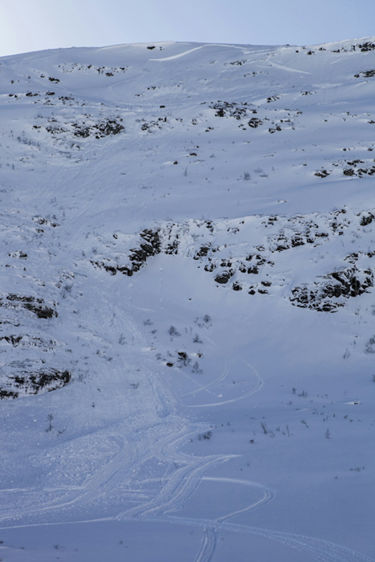 FJELLSETRA: Dette skredet gikk ved Fjellsetra på Sunnmøre denne uka, og en person ble begravd. vedkoemmende ble funnet og gravd fram av kameratene, og han kom fra skredet uten fysiske skader. Foto: Per Magne Drotninghaug FJELLSETRA: Dette skredet gikk ved Fjellsetra på Sunnmøre denne uka, og en person ble begravd. vedkoemmende ble funnet og gravd fram av kameratene, og han kom fra skredet uten fysiske skader. Foto: Per Magne Drotninghaug