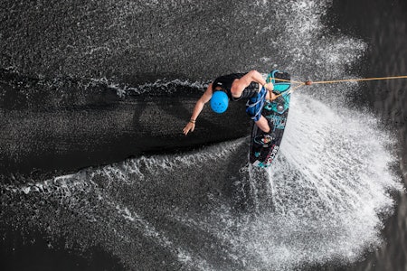 VÅTE DAGER: Nordens beste kabelwakeboardere må nok stille opp med mer tekniske triks enn dette for å vinne det gjeve troféet, men god stil skårer uansett høyt hos dommerpanelet. Bilde: Christian Nerdrum VÅTE DAGER: Nordens beste kabelwakeboardere må nok stille opp med mer tekniske triks enn dette for å vinne det gjeve troféet, men god stil skårer uansett høyt hos dommerpanelet. Bilde: Christian Nerdrum