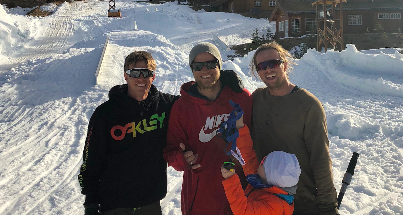 STERK TRIO: Bråten, Håtveit og Øye samlet igjen i skibyen. Foran: En av tre Håtveit-gutter. Foto: Privat STERK TRIO: Bråten, Håtveit og Øye samlet igjen i skibyen. Foran: En av tre Håtveit-gutter. Foto: Privat