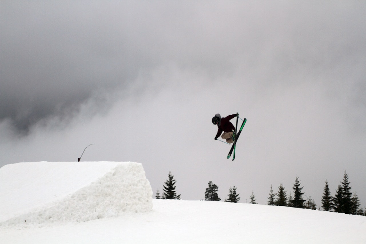 HOPP NUMMER TRE: Ikke verst til å være midt i november. – Sjukt bra, sier Jens, som gjør en switch 5 tail på bildet. Foto: Tore Meirik HOPP NUMMER TRE: Ikke verst til å være midt i november. – Sjukt bra, sier Jens, som gjør en switch 5 tail på bildet. Foto: Tore Meirik