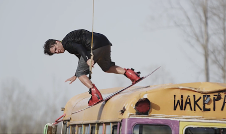 SKOLEEKSEMPELET: Det er ikke hver dag vi ser wakeboardere raile på en skolebuss. 