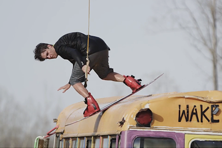 SKOLEEKSEMPELET: Det er ikke hver dag vi ser wakeboardere raile på en skolebuss. 