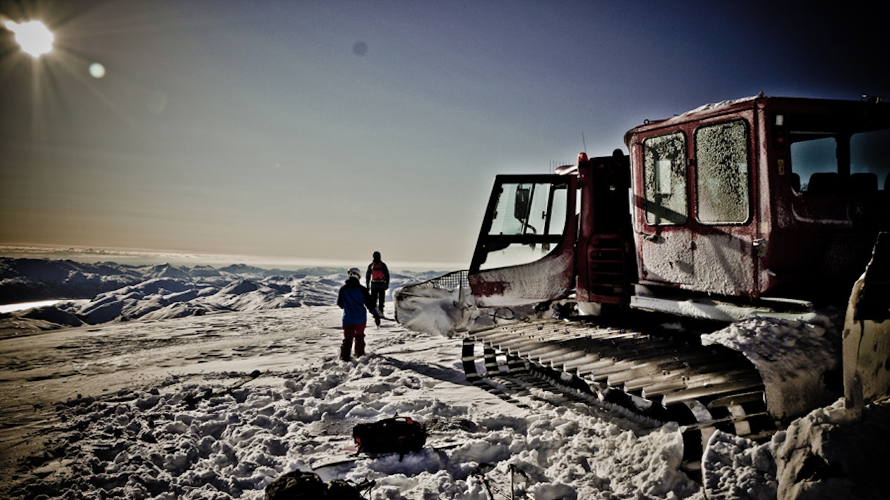 PÅ TUR MED BELTEVOGN: Forrige vinter ble det kjørt flere testturer med beltevogn rundt Harpefossen, og entusiasmen rundt prosjektet ble ikke mindre av det. Foto: Janne E. Andersson