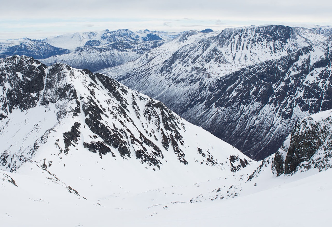KANNSDALEN: Signaler fra sender/mottakere er funnet i Kannsdalen. Skredet skal ha gått på nordøstsiden av dalen, som er fjellsiden til venstre for midten på dette bildet. Foto: Tore Meirik KANNSDALEN: Signaler fra sender/mottakere er funnet i Kannsdalen. Skredet skal ha gått på nordøstsiden av dalen, som er fjellsiden til venstre for midten på dette bildet. Foto: Tore Meirik