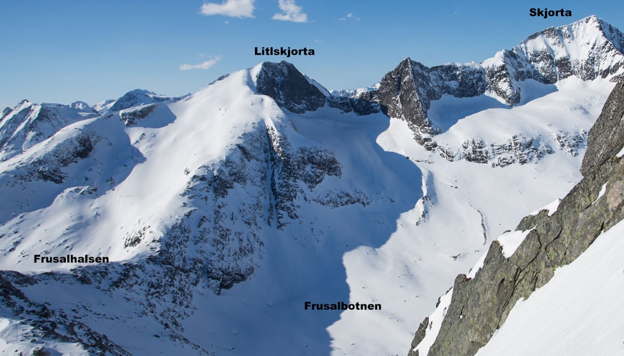 LETEOMRÅDET: Dette bildet er tatt fra like under toppen av Litlgladnebba, og viser området hvor letemannskapene konsentrerer søket. Foto: Tore Meirik LETEOMRÅDET: Dette bildet er tatt fra like under toppen av Litlgladnebba, og viser området hvor letemannskapene konsentrerer søket. Foto: Tore Meirik
