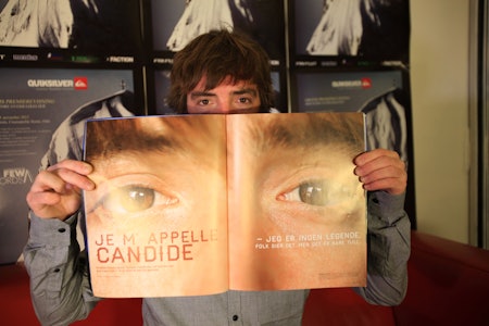 FRI FLYT-FAN: Candide Thovex ba pent om å få beholde to utgaver av Fri Flyt. Det fikk han, inkludert høstens Fotonummer, med seg selv portrettert. Foto: Tore Meirik FRI FLYT-FAN: Candide Thovex ba pent om å få beholde to utgaver av Fri Flyt. Det fikk han, inkludert høstens Fotonummer, med seg selv portrettert. Foto: Tore Meirik