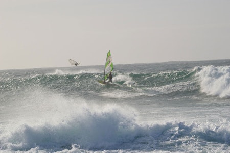LISTA: Fete bølger og fet vind! Glenn Aspen i luften og PC Brodschöll på bølgen. Foto: Sondre Tungodden Torkelsen