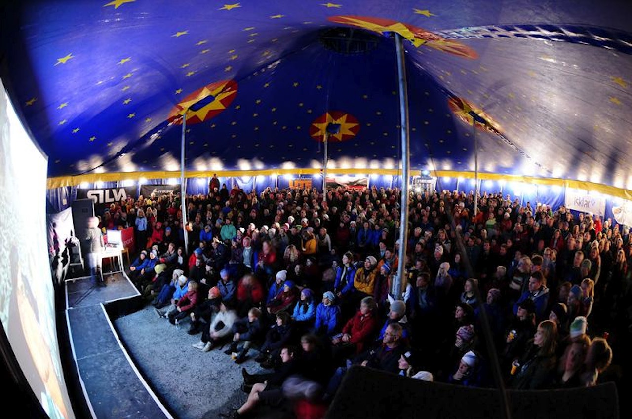 FILM(S) TIL FJELLS: Skriver man film i flertall på engelsk, kan man lage en bildetittel som minner om filmklassikeren «Fjols til fjells». Uten sammenligning for øvrig. Foto: UTE FILM(S) TIL FJELLS: Skriver man film i flertall på engelsk, kan man lage en bildetittel som minner om filmklassikeren «Fjols til fjells». Uten sammenligning for øvrig. Foto: UTE