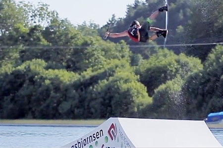 FORMANN: Bakmann Egil Furre demonstrerer hvordan en Batwing burde se ut. FORMANN: Bakmann Egil Furre demonstrerer hvordan en Batwing burde se ut.