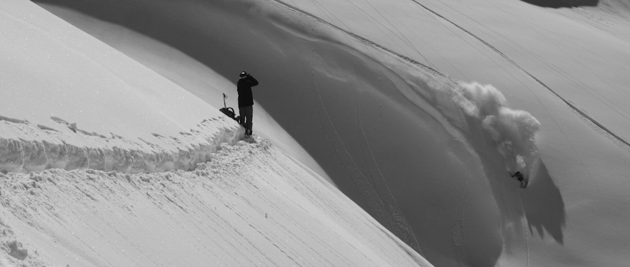 PUDDER: Noe av det man finner mest av i DPS sin serie er løssnø, her setter en av teamkjørerne en representativ sving foran kameraet. PUDDER: Noe av det man finner mest av i DPS sin serie er løssnø, her setter en av teamkjørerne en representativ sving foran kameraet.