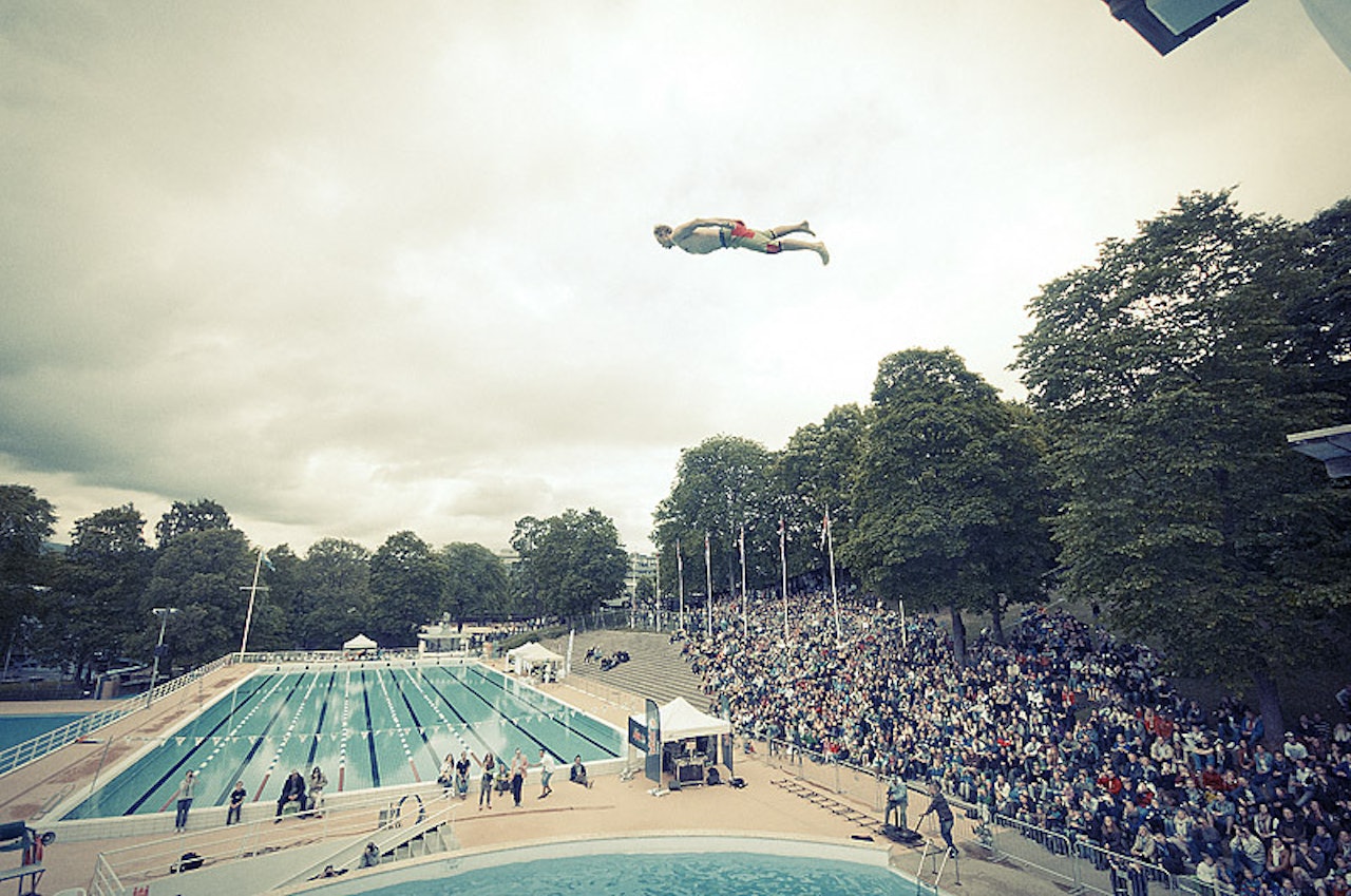 SEIERSSTUPET: «Dødsstup med løpefart -‐ ettbeinssats, flatt ut i ingenting, så langt ut som mulig, vannrett, arma oppover og bakover som finnene på en Buick -‐55....» SEIERSSTUPET: «Dødsstup med løpefart -‐ ettbeinssats, flatt ut i ingenting, så langt ut som mulig, vannrett, arma oppover og bakover som finnene på en Buick -‐55....»