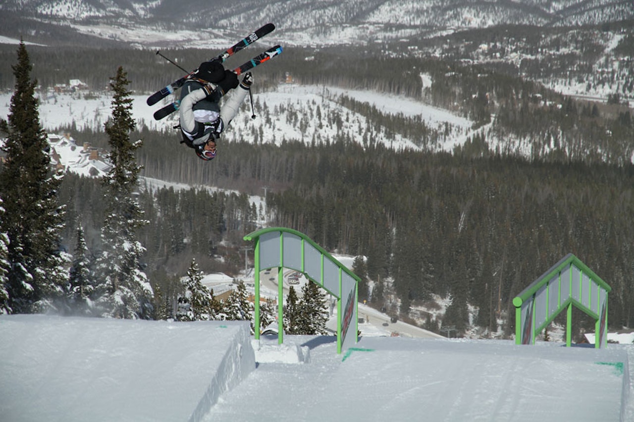 I STORFORM: Andreas Håtveit er i så god form at han like godt flipper inn på railen på vei hjem fra treninga med sekk på ryggen. Foto: Christopher Frankum I STORFORM: Andreas Håtveit er i så god form at han like godt flipper inn på railen på vei hjem fra treninga med sekk på ryggen. Foto: Christopher Frankum