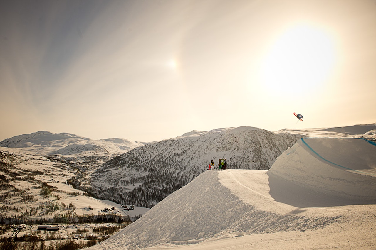 FORNØYD: X Games-vinner Nick Goepper koste seg i slopestyleløypa i Myrkdalen i dag. Foto: Vegard Breie