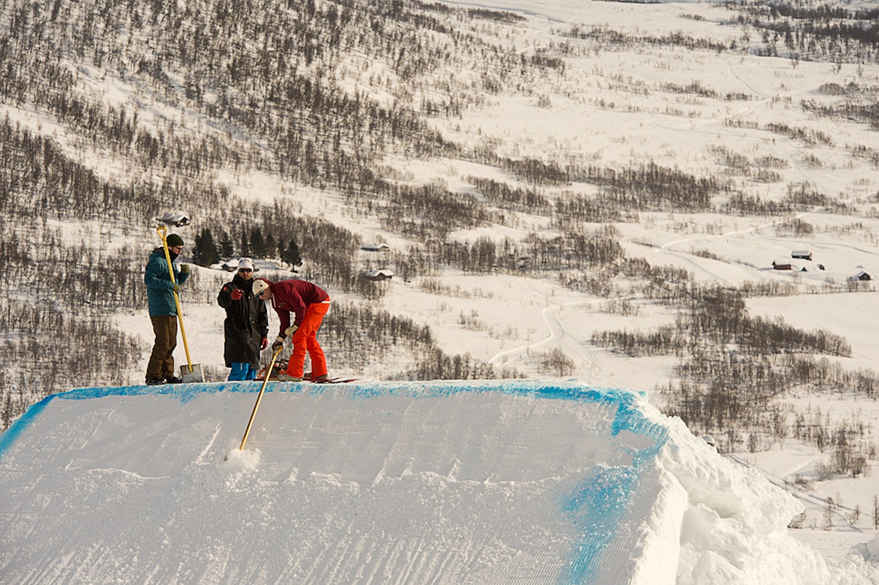 OMBYGGING: Svære hopp med nokså lange mellomrom gjør at mange kjørere strever i slopestyleløypa på Voss. I dag ble løypa delvis bygd om. Foto: Vegard Breie OMBYGGING: Svære hopp med nokså lange mellomrom gjør at mange kjørere strever i slopestyleløypa på Voss. I dag ble løypa delvis bygd om. Foto: Vegard Breie