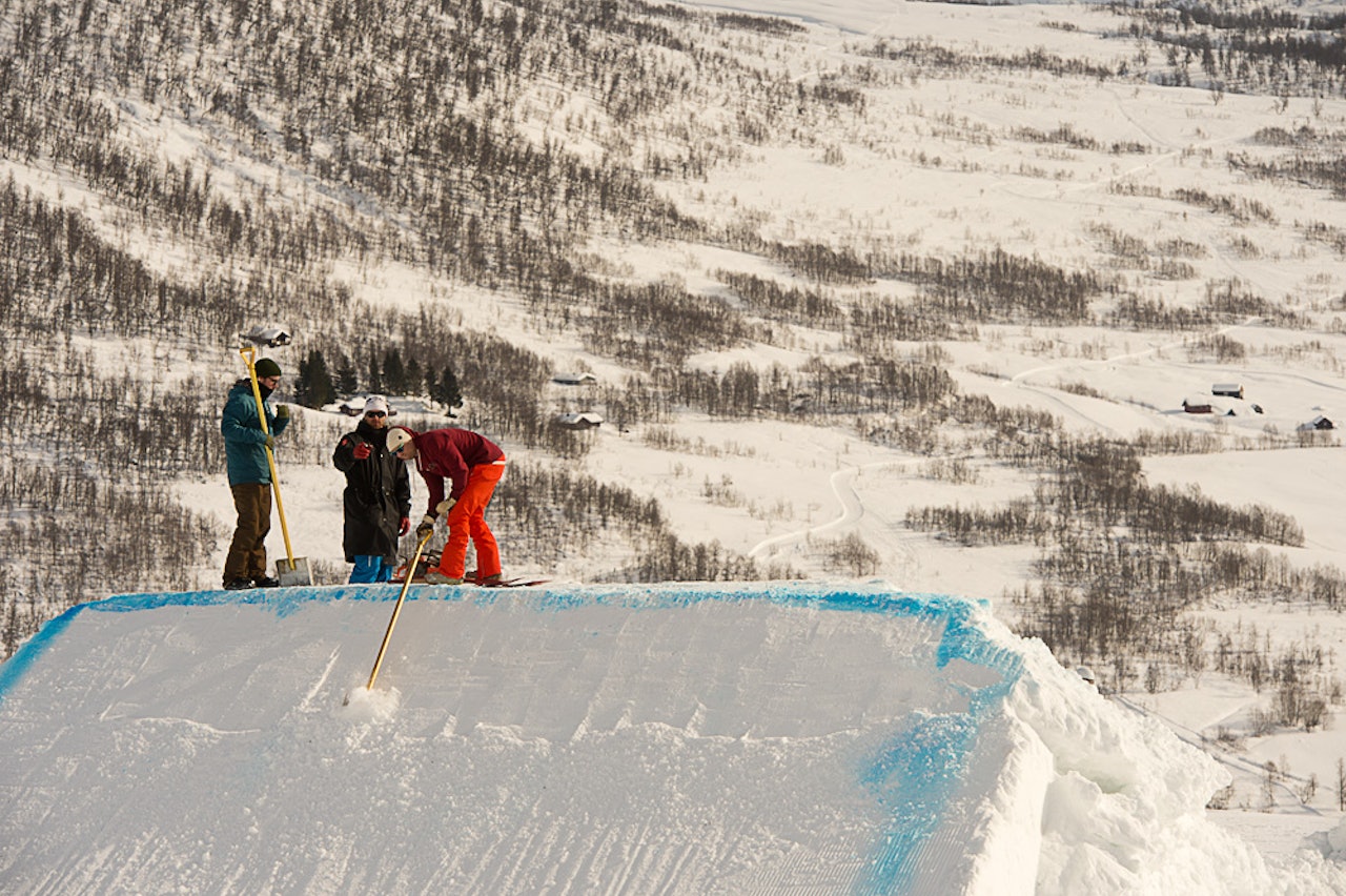 OMBYGGING: Svære hopp med nokså lange mellomrom gjør at mange kjørere strever i slopestyleløypa på Voss. I dag ble løypa delvis bygd om. Foto: Vegard Breie