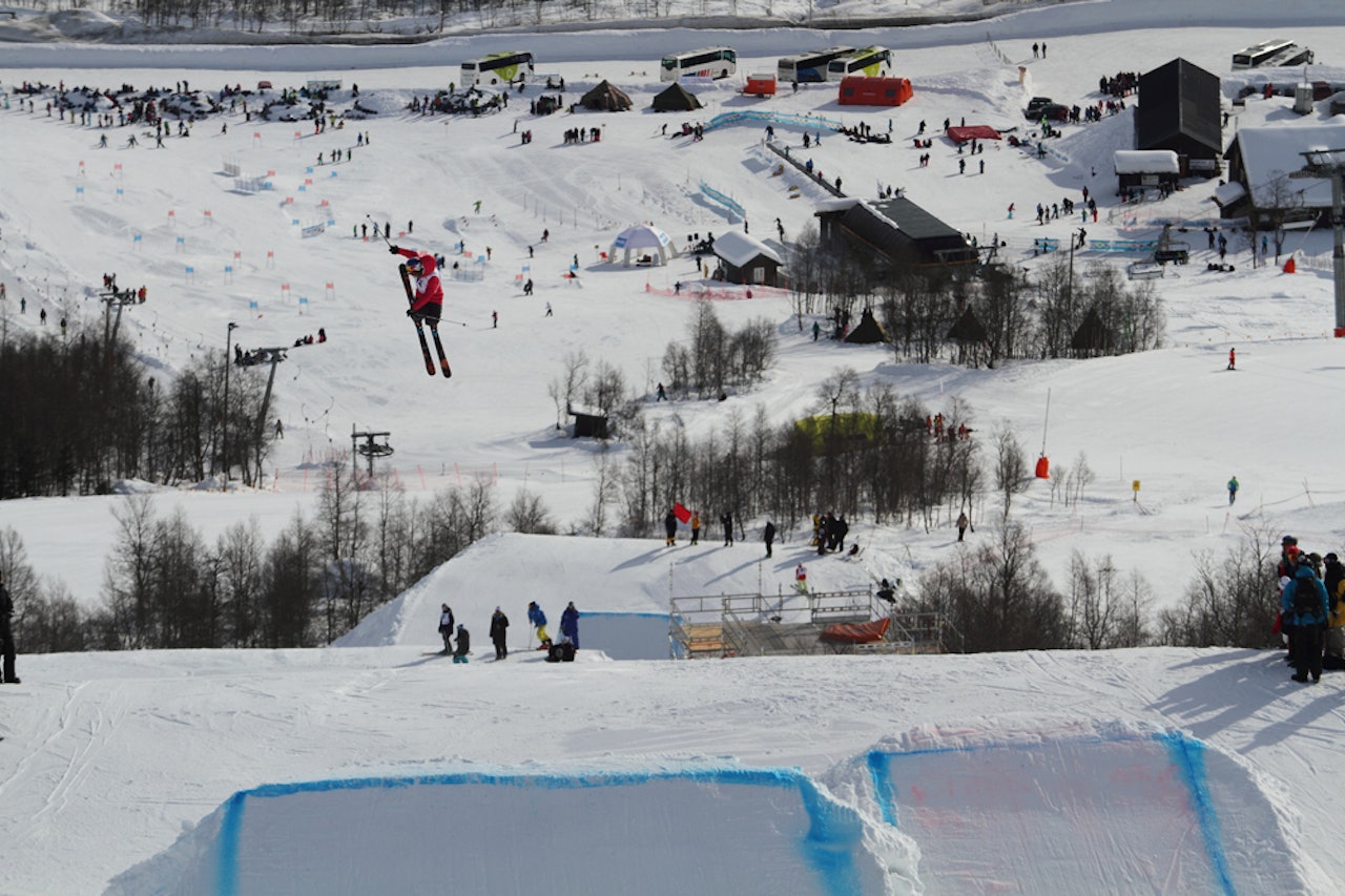 KONTROLL: Tiril Sjåstad Christiansen var eneste jente som gjorde triks på det største hoppet i dag. Her gjør hun paradetrikset 360 tail. Foto: Tore Meirik KONTROLL: Tiril Sjåstad Christiansen var eneste jente som gjorde triks på det største hoppet i dag. Her gjør hun paradetrikset 360 tail. Foto: Tore Meirik