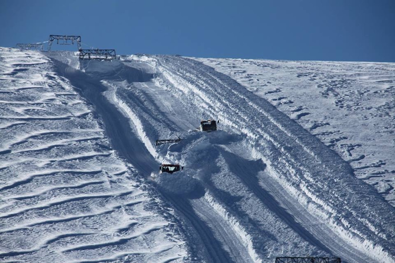 REKORD: Både åpningsdato og antall meter snø på Folgefonna er ny rekord denne sesongen. Allerede Skjærtorsdag åpner heisene. Foto: Fonna Glacier Ski Resort