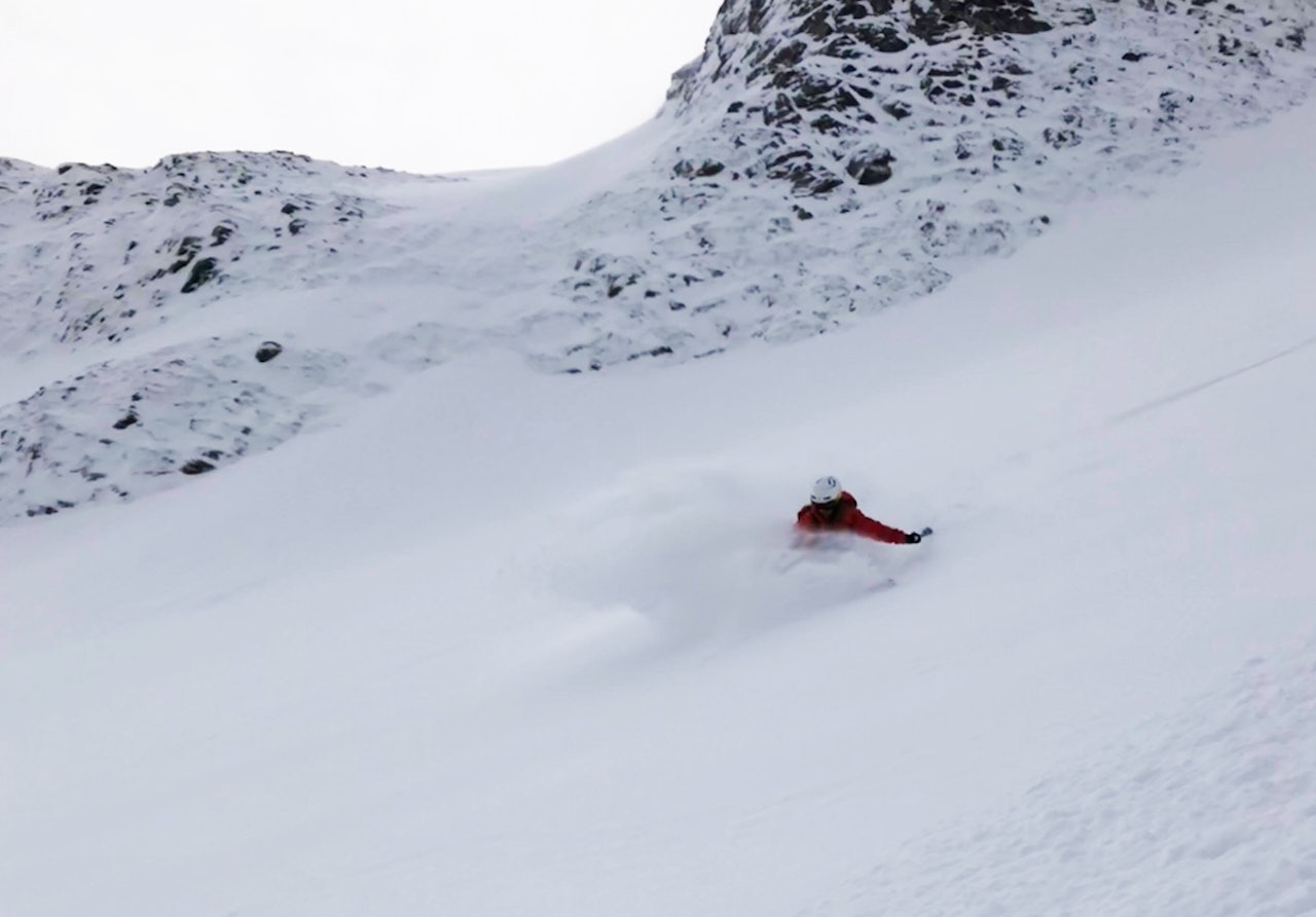 OKTOBERPUDDER: Kristina Slinning pumper pudder på vei ned fra Alnestind ved Trollstigen tidlig i oktober – ja, i år! Foto: Anne May Slinning OKTOBERPUDDER: Kristina Slinning pumper pudder på vei ned fra Alnestind ved Trollstigen tidlig i oktober – ja, i år! Foto: Anne May Slinning