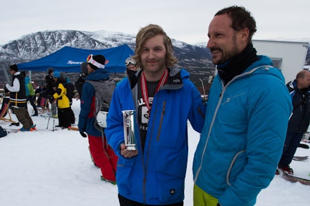 TOPPKARER: Aleksander Aurdal med Kongepokalen som viser at han er landets beste slopestylejører, sammen med Kronprins Haakon. Foto: Tore Meirik
