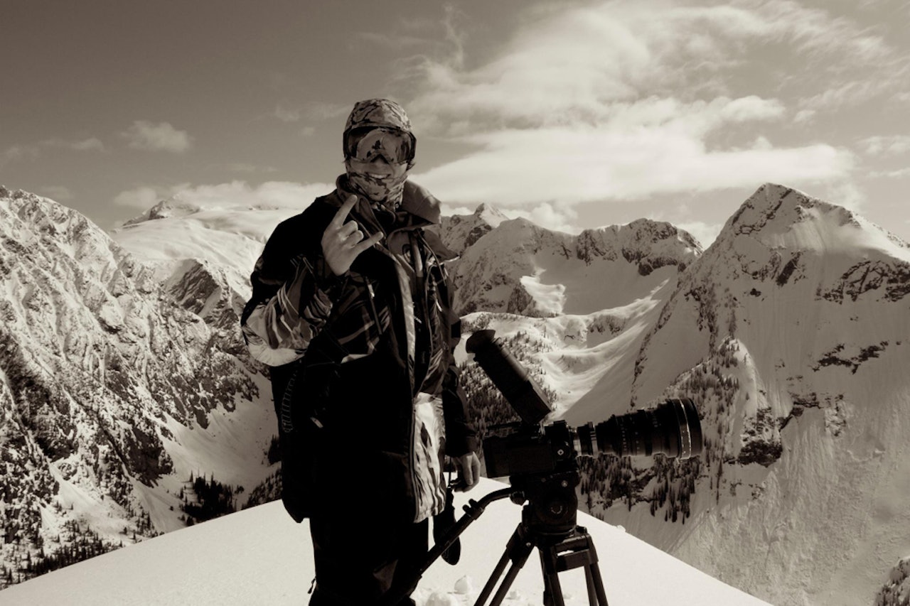 KAMERAMANN: Andreas Johannessen i aksjon bak kamera med legendariske Candide Thovex foran kamera. Foto: Skye Darden KAMERAMANN: Andreas Johannessen i aksjon bak kamera med legendariske Candide Thovex foran kamera. Foto: Skye Darden