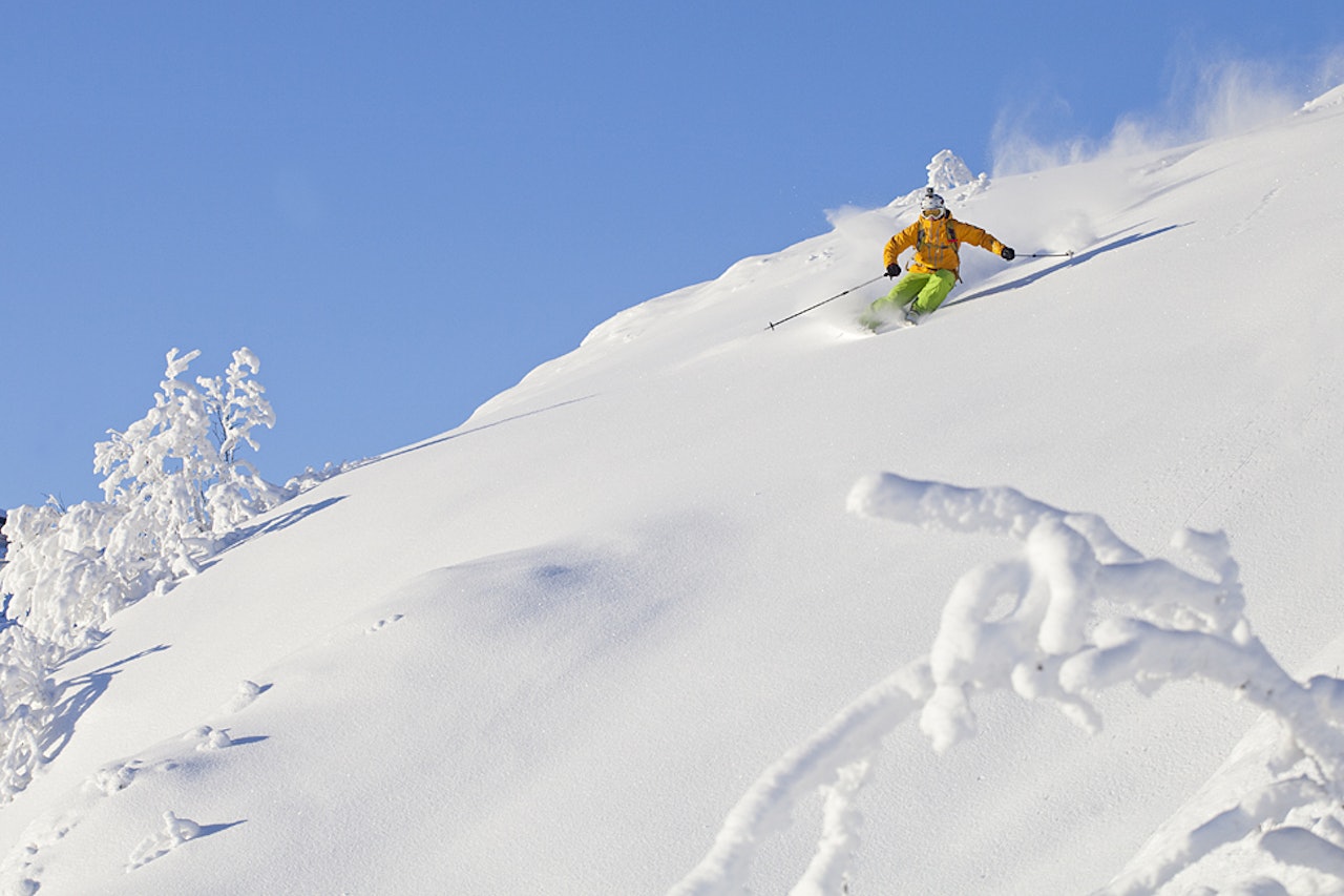 SPONSA AV GAMBLERE: Espen Fadnes er ikke bare proff basehopper, han er en jævel på ski også. Og han er sponsa av Betsafe, som har åpna for gambling på frikjøringskonkurranser. Foto: Kalle Hägglund SPONSA AV GAMBLERE: Espen Fadnes er ikke bare proff basehopper, han er en jævel på ski også. Og han er sponsa av Betsafe, som har åpna for gambling på frikjøringskonkurranser. Foto: Kalle Hägglund