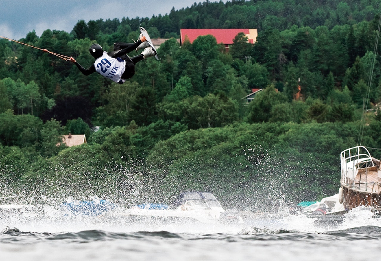 INNOVATIVT: Fra paddeflatt vann inverterer Øystein Dyrli triks som ikke kan gjentas i terrengparken. Foto: Christian Nerdrum INNOVATIVT: Fra paddeflatt vann inverterer Øystein Dyrli triks som ikke kan gjentas i terrengparken. Foto: Christian Nerdrum