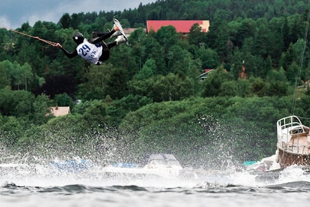 INNOVATIVT: Fra paddeflatt vann inverterer Øystein Dyrli triks som ikke kan gjentas i terrengparken. Foto: Christian Nerdrum INNOVATIVT: Fra paddeflatt vann inverterer Øystein Dyrli triks som ikke kan gjentas i terrengparken. Foto: Christian Nerdrum