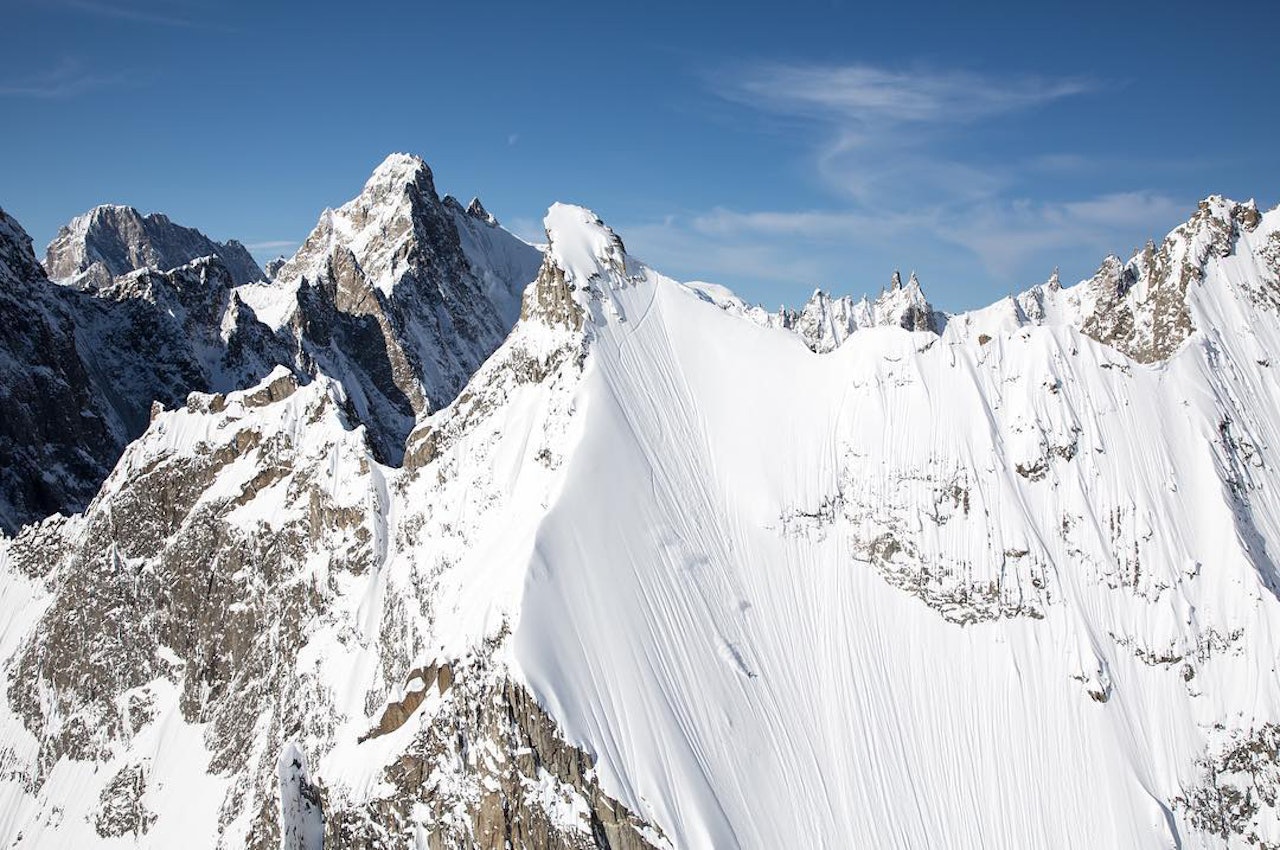 EN SVENSKE I CHAMONIX: Wile Lindberg kjører enorme linjer i Chamonix i den nye Nuit de la Glisse-filmen - her på Aiguille d´Amone. Foto: Soren Rickards EN SVENSKE I CHAMONIX: Wile Lindberg kjører enorme linjer i Chamonix i den nye Nuit de la Glisse-filmen - her på Aiguille d´Amone. Foto: Soren Rickards