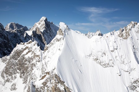 EN SVENSKE I CHAMONIX: Wile Lindberg kjører enorme linjer i Chamonix i den nye Nuit de la Glisse-filmen - her på Aiguille d´Amone. Foto: Soren Rickards EN SVENSKE I CHAMONIX: Wile Lindberg kjører enorme linjer i Chamonix i den nye Nuit de la Glisse-filmen - her på Aiguille d´Amone. Foto: Soren Rickards