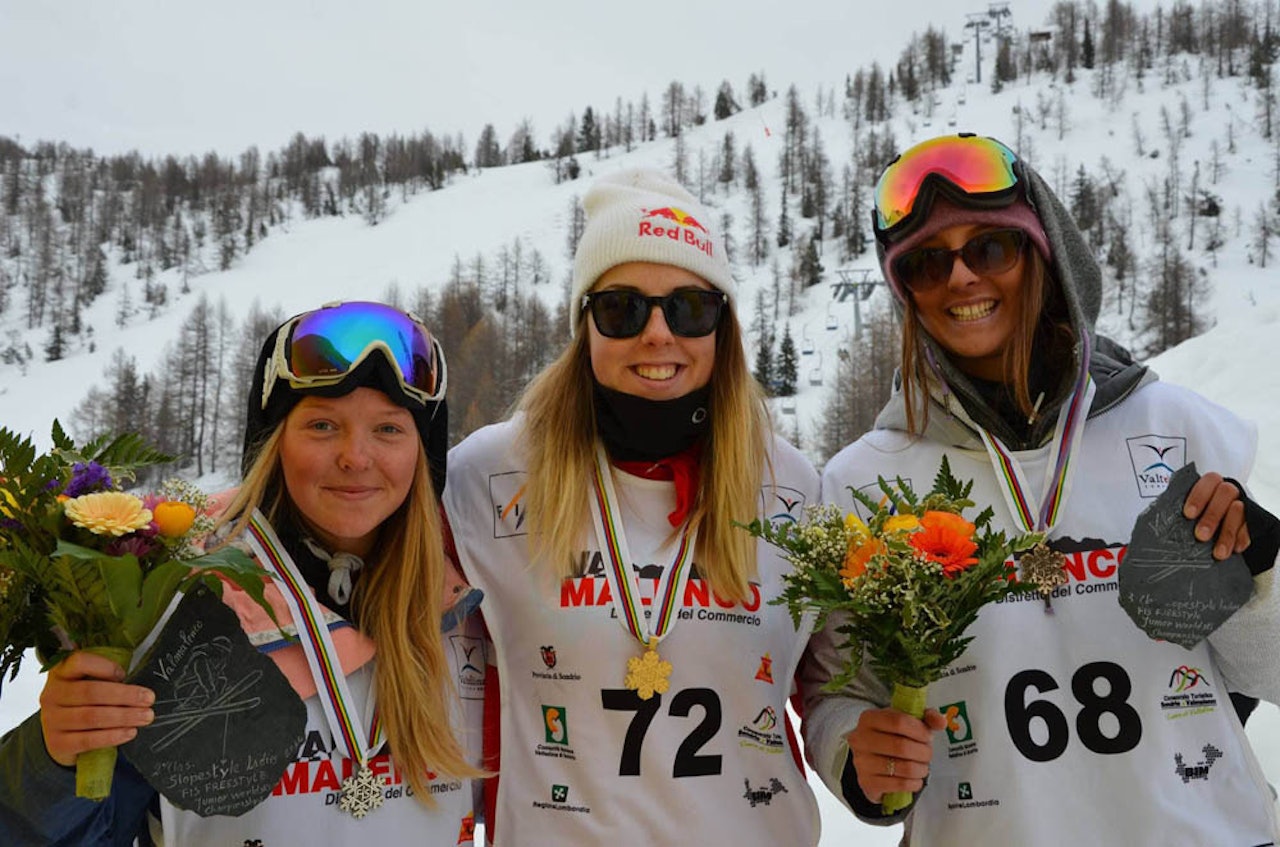 SØLVJENTA: Johanne Killi (til venstre) tok sølv i Junior-VM I dag. Katie Summerhayes (i midten) vant, og Sabrina Cakmakli ble nummer tre. Foto: FIS 