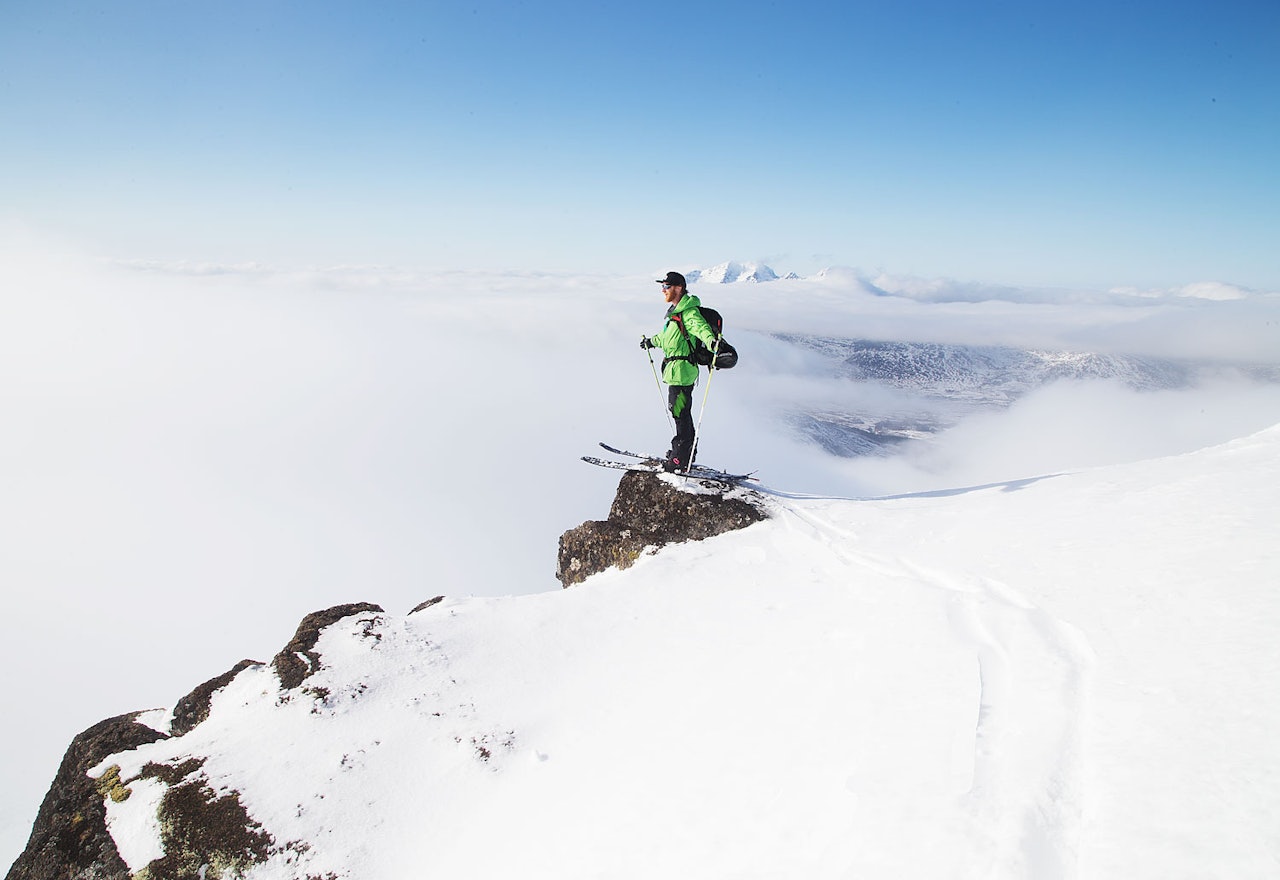David Underland nyter utsikten når skyene sprekker opp på toppen av Justatind. Foto: Nils-Erik Bjørholt David Underland nyter utsikten når skyene sprekker opp på toppen av Justatind. Foto: Nils-Erik Bjørholt