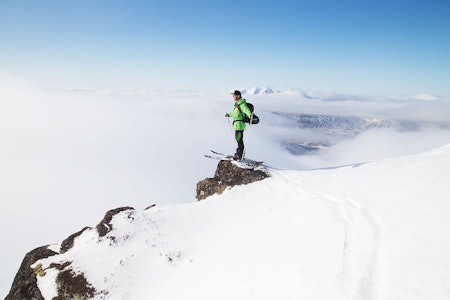 David Underland nyter utsikten når skyene sprekker opp på toppen av Justatind. Foto: Nils-Erik Bjørholt
