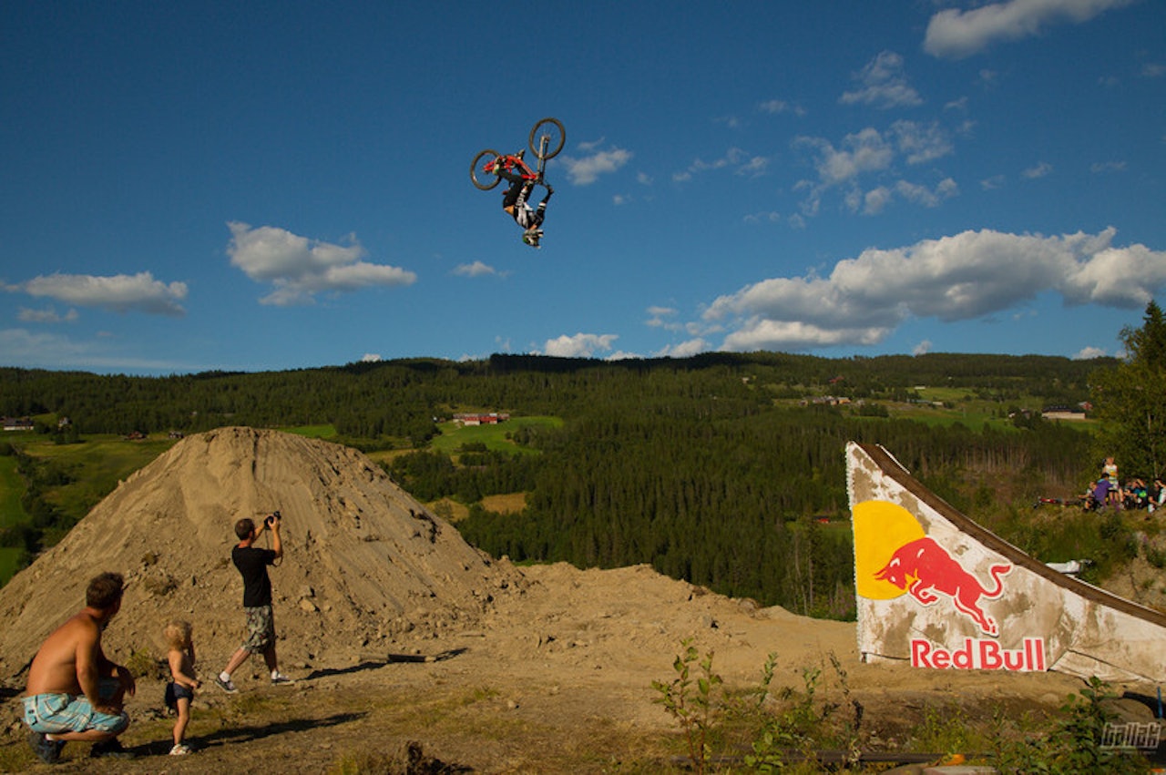 SIZE MATTERS: Sam Reynolds et godt antall meter opp i lufta opp ned. Foto: Are Tallaksrud SIZE MATTERS: Sam Reynolds et godt antall meter opp i lufta opp ned. Foto: Are Tallaksrud