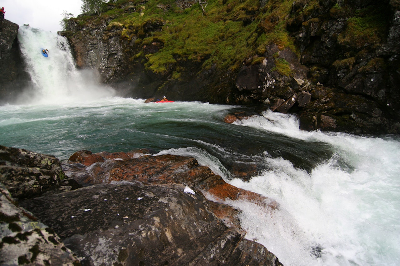 VERDENSKLASSE: Vannet i den legendariske padleelva Jordalselva står i fare for å ende opp som kilowatt. Dårlig nytt for elvepadlerne, inkludert Martin Vollen på bildet. Foto: Tore Meirik VERDENSKLASSE: Vannet i den legendariske padleelva Jordalselva står i fare for å ende opp som kilowatt. Dårlig nytt for elvepadlerne, inkludert Martin Vollen på bildet. Foto: Tore Meirik