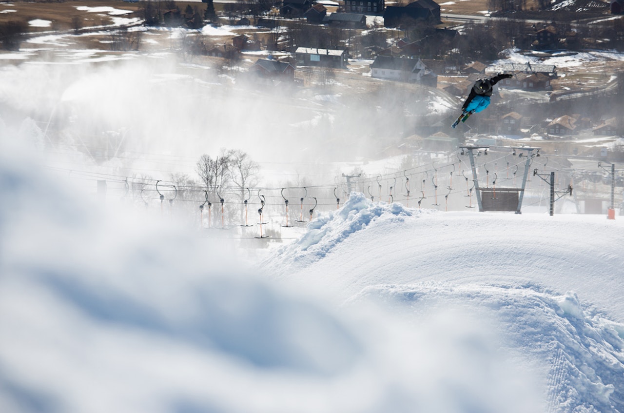 TESTHOPP: En del av jobben som kvalitetskontrollør av ei slopestyleløype er å prøve hoppene. Her gjør Vebjørn Svorkmo en 360 safety på det første av de to siste og største hoppene. Foto: Tore Meirik