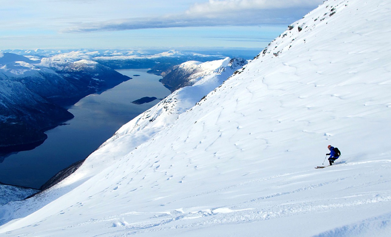 LITE BRUKT: Alastair Brunton lurer nok på hvorfor ikke flere av lørdagens toppturfolk på Dronninga ikke valgte denne veien ned i stedet. Foto: Bård Smestad LITE BRUKT: Alastair Brunton lurer nok på hvorfor ikke flere av lørdagens toppturfolk på Dronninga ikke valgte denne veien ned i stedet. Foto: Bård Smestad