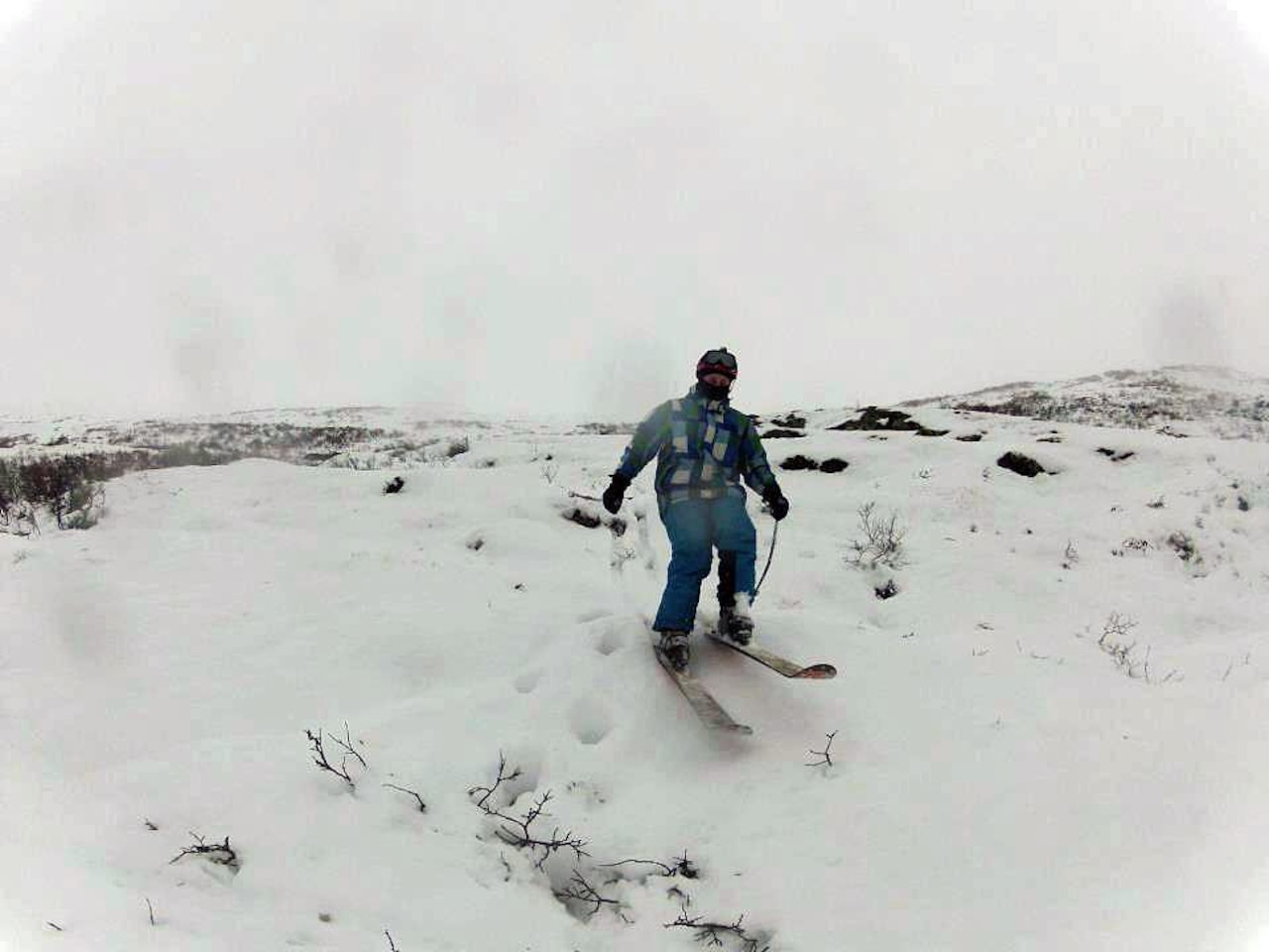 GAUSTATOPPEN: 50 meter skikjøring og timevis på moped i regn og tåke. Bare barnemat for Simen Five! Foto fra Simens facebookprofil. 