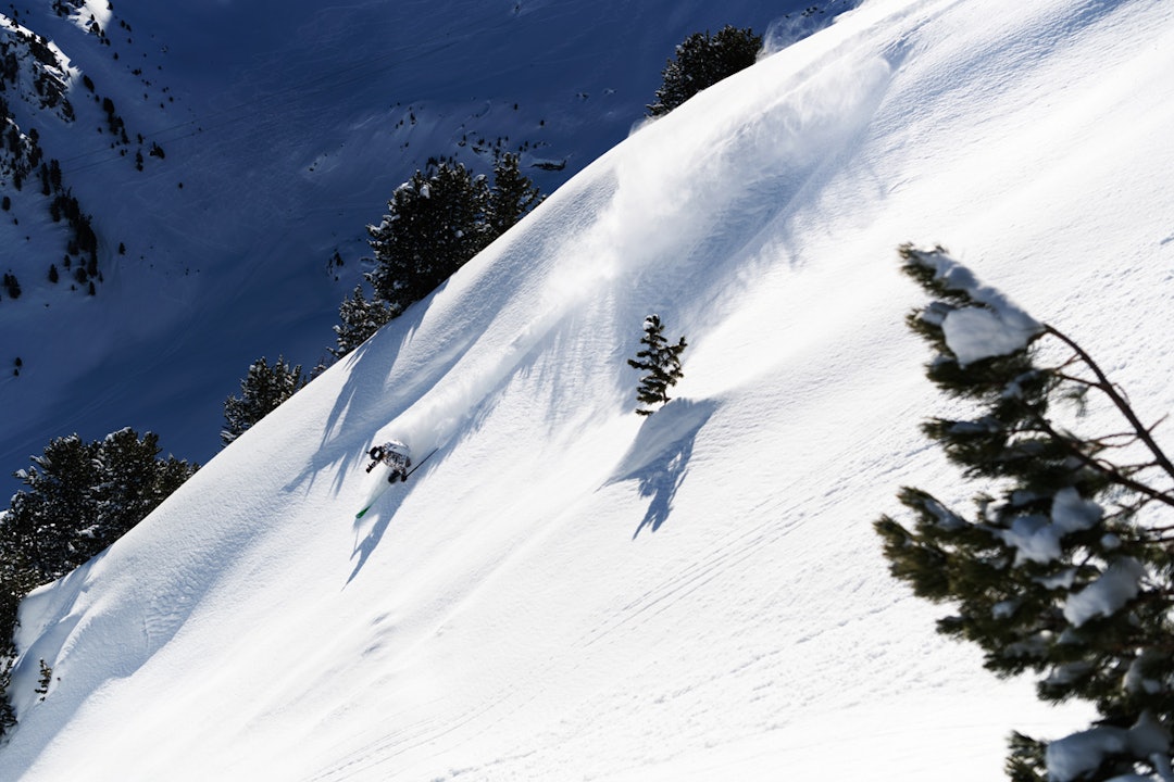 SWISS POW: Hedvig i aksjon i sveitsisk pulverschnee. Foto: Bård Basberg