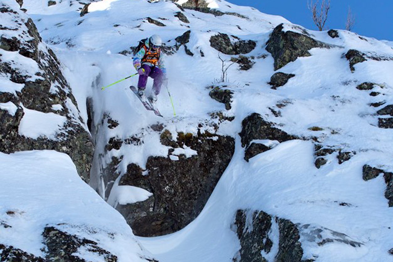 ÅRETS HUCK: Her hopper Synnøve Medhus (13) klippen ingen andre prøvde seg på i Hemsedal. Stomp? Jepp! Foto: Are Tallaksrud