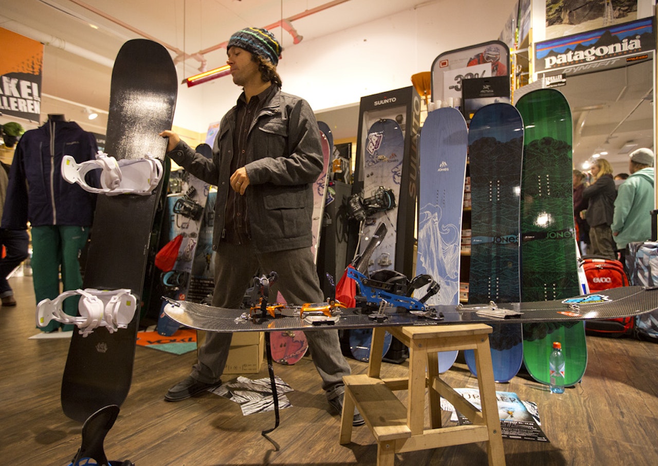 Jeremy forklarer de nye NOW bindingene på et Jones Flagship. Foto: Are Tallak Jeremy forklarer de nye NOW bindingene på et Jones Flagship. Foto: Are Tallak