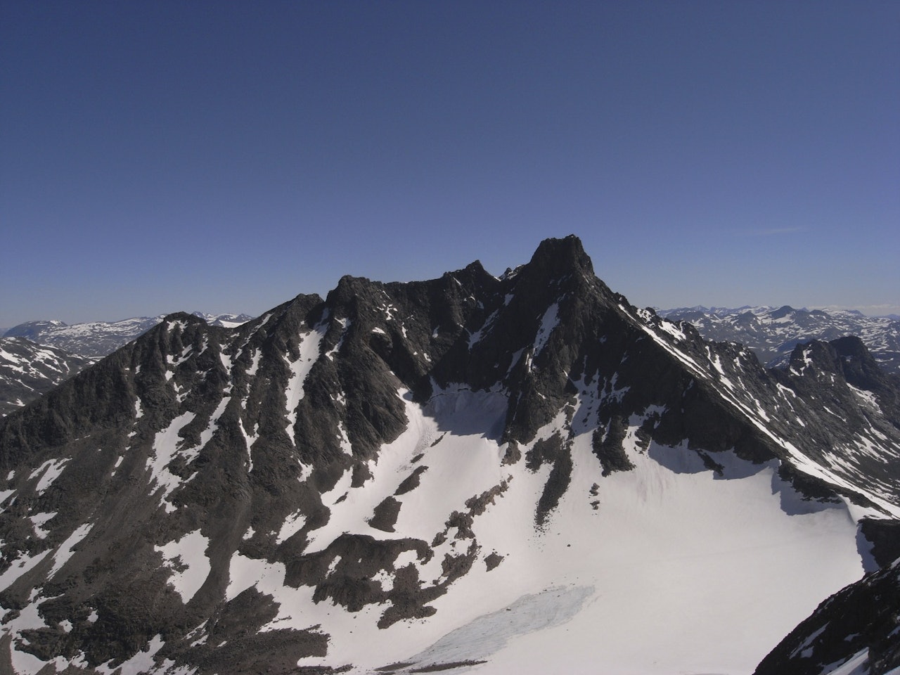 SKAGASTØLSRYGGEN: Nils Nielsen løp først oppover til Nordre Skagastølstind (til venstre) før han fortsatte bort til Store Skagastølstind. Returen gikk via Bandet nede i høyre bildekant. (Arkivbilde: Nils Nielsen) SKAGASTØLSRYGGEN: Nils Nielsen løp først oppover til Nordre Skagastølstind (til venstre) før han fortsatte bort til Store Skagastølstind. Returen gikk via Bandet nede i høyre bildekant. (Arkivbilde: Nils Nielsen)