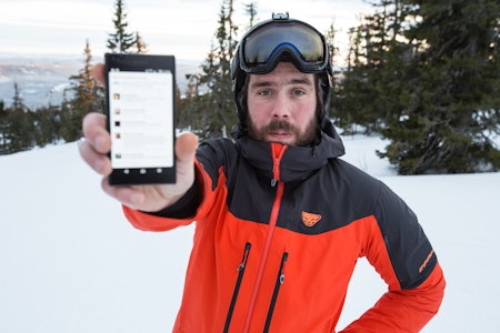 VI MÅ TA EN PRAT: Eirik Finseth ser tydelig bekymret ut etter å ha lest igjennom e-posten han har fått. Bilde: Christian Nerdrum VI MÅ TA EN PRAT: Eirik Finseth ser tydelig bekymret ut etter å ha lest igjennom e-posten han har fått. Bilde: Christian Nerdrum