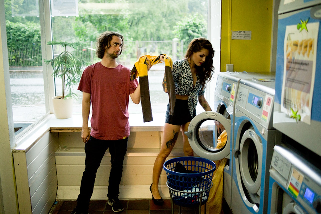 PÅ VASKERIET: Lasse får hjelp av Triana til å vaske FP t-skjorta og Mikstape-shortsen. Foto: Olav Stubberud