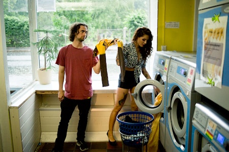 PÅ VASKERIET: Lasse får hjelp av Triana til å vaske FP t-skjorta og Mikstape-shortsen. Foto: Olav Stubberud