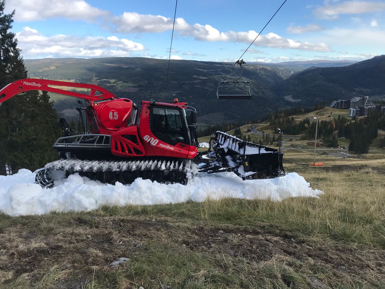 KVITFJELL: Snødosing i sommerlige omgivelser i Gudbrandsdalen. Foto: Vibeke Fürst Holtmann KVITFJELL: Snødosing i sommerlige omgivelser i Gudbrandsdalen. Foto: Vibeke Fürst Holtmann