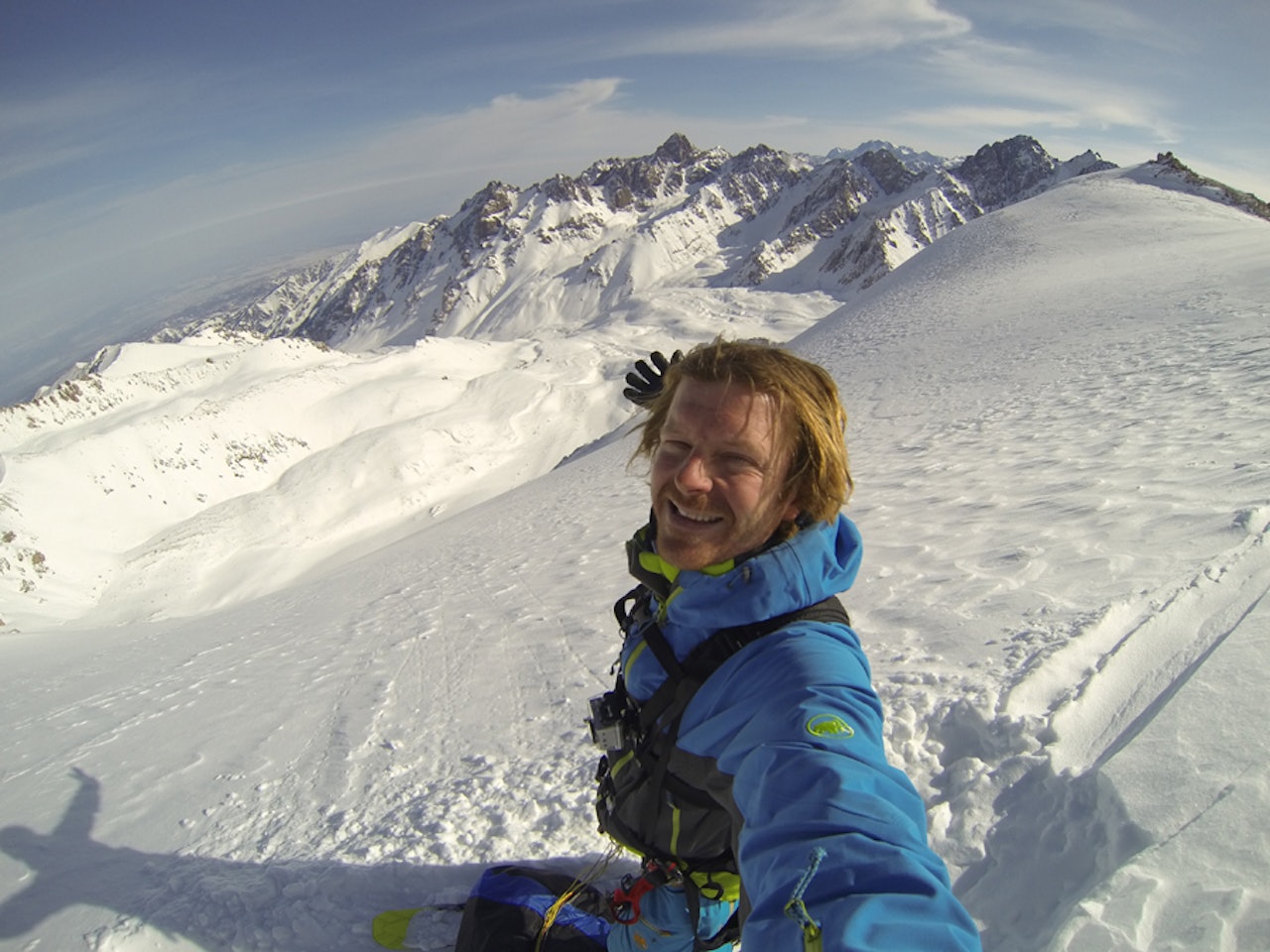 ERFAREN: Espen Fadnes har flydd mye helikopter, også i Norge, både for å kjøre ski og hoppe fallskjerm. Her er han på filmopptak i Kasakhstan med Warren Miller og helikopter. Foto: Espen Fadnes