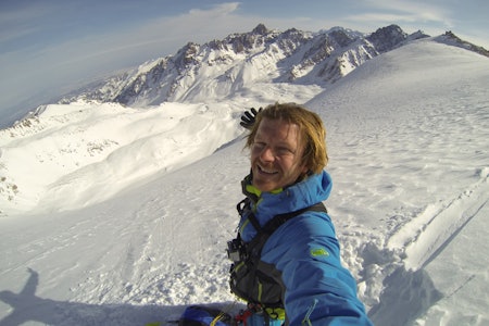 ERFAREN: Espen Fadnes har flydd mye helikopter, også i Norge, både for å kjøre ski og hoppe fallskjerm. Her er han på filmopptak i Kasakhstan med Warren Miller og helikopter. Foto: Espen Fadnes